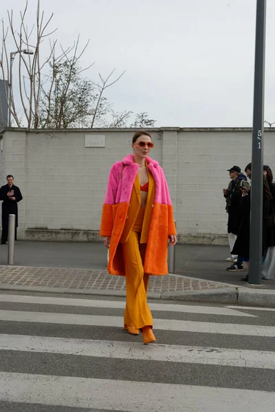 Los Huéspedes Llegan Desfile Moda Prada Durante Semana Moda Milán — Foto de Stock