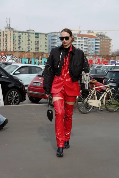 Los Huéspedes Llegan Desfile Moda Prada Durante Semana Moda Milán —  Fotos de Stock