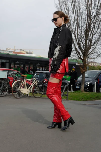 Los Huéspedes Llegan Desfile Moda Prada Durante Semana Moda Milán — Foto de Stock
