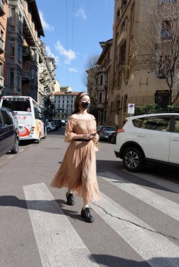 Konuklar, Şubat 2022 'de Milano' daki Luisa Spagnoli defilesine geliyorlar.