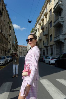 Konuklar, Şubat 2022 'de Milano' daki Luisa Spagnoli defilesine geliyorlar.