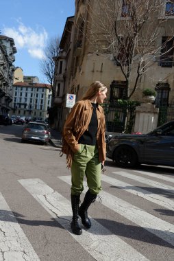 Konuklar, Şubat 2022 'de Milano' daki Luisa Spagnoli defilesine geliyorlar.