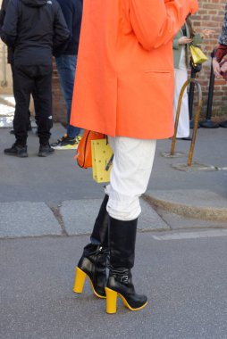 Konuklar, Şubat 2022 'de Milano' daki Luisa Spagnoli defilesine geliyorlar.