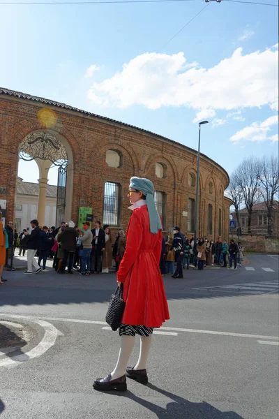 2022年2月のファッションウィーク中にミラノのLuisa Spagnoliファッションショーに到着します — ストック写真