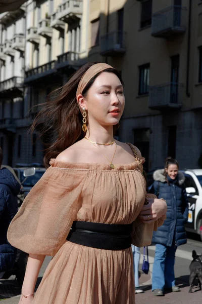 Konuklar, Şubat 2022 'de Milano' daki Luisa Spagnoli defilesine geliyorlar.