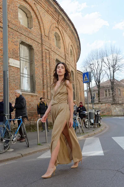 Konuklar, Şubat 2022 'de Milano' daki Luisa Spagnoli defilesine geliyorlar.