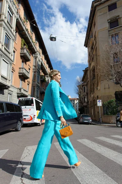 Konuklar, Şubat 2022 'de Milano' daki Luisa Spagnoli defilesine geliyorlar.