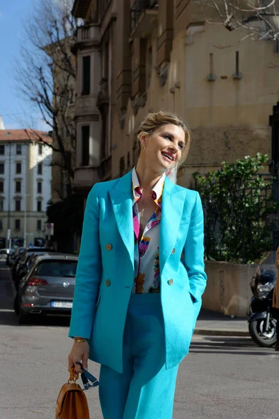 Konuklar, Şubat 2022 'de Milano' daki Luisa Spagnoli defilesine geliyorlar.