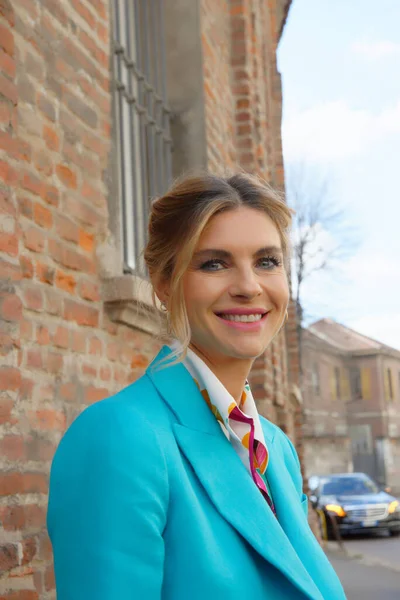 Konuklar, Şubat 2022 'de Milano' daki Luisa Spagnoli defilesine geliyorlar.