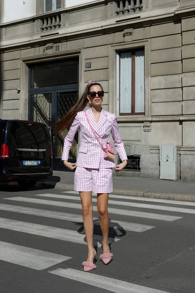 Konuklar, Şubat 2022 'de Milano' daki Luisa Spagnoli defilesine geliyorlar.