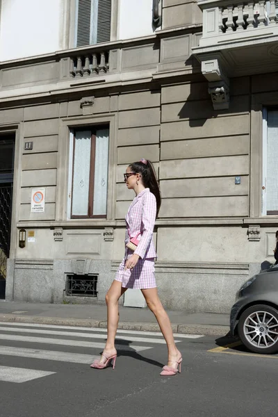 Konuklar, Şubat 2022 'de Milano' daki Luisa Spagnoli defilesine geliyorlar.