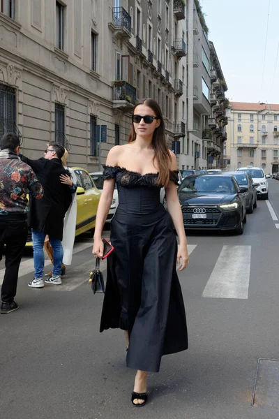 Konuklar, Şubat 2022 'de Milano' daki Luisa Spagnoli defilesine geliyorlar.