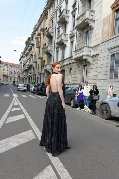 Konuklar, Şubat 2022 'de Milano' daki Luisa Spagnoli defilesine geliyorlar.