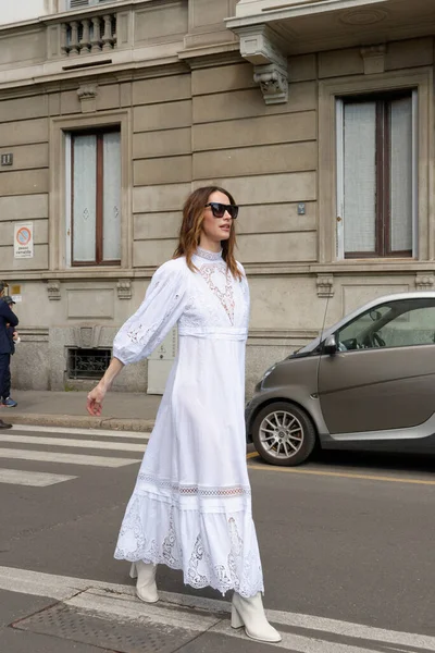 Konuklar, Şubat 2022 'de Milano' daki Luisa Spagnoli defilesine geliyorlar.