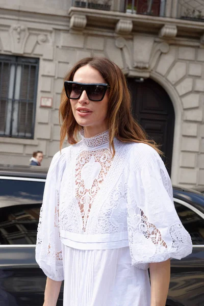 Konuklar, Şubat 2022 'de Milano' daki Luisa Spagnoli defilesine geliyorlar.