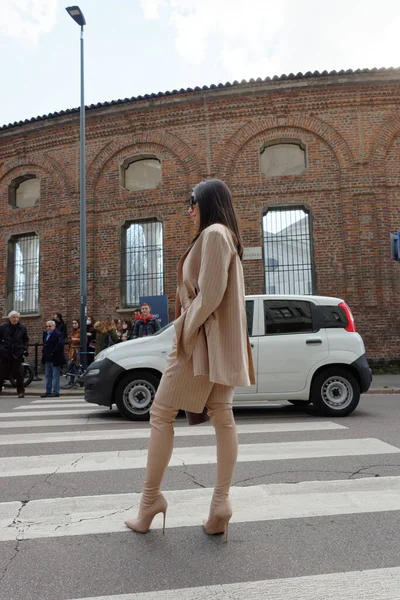 Konuklar, Şubat 2022 'de Milano' daki Luisa Spagnoli defilesine geliyorlar.