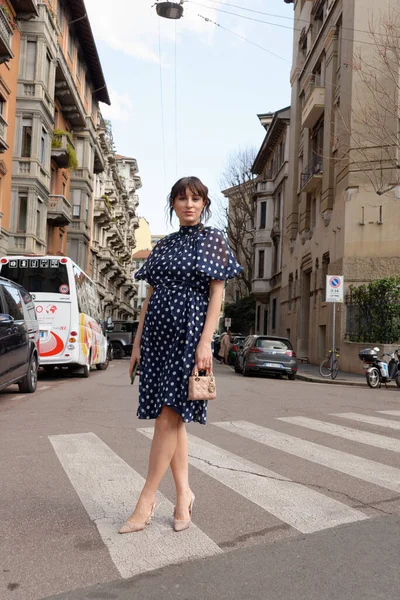 Гости Прибывают Показ Мод Луизы Спаньоли Милане Течение Недели Моды — стоковое фото