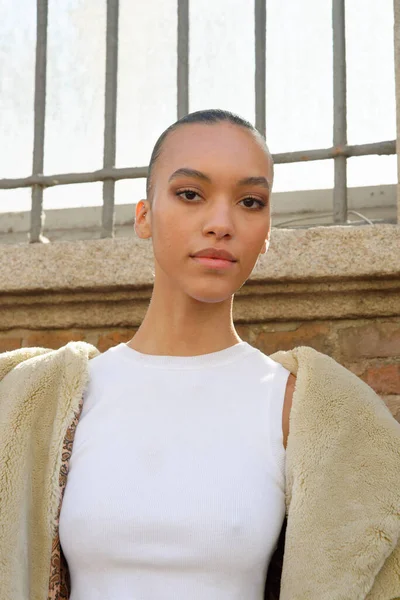 Konuklar, Şubat 2022 'de Milano' daki Luisa Spagnoli defilesine geliyorlar.