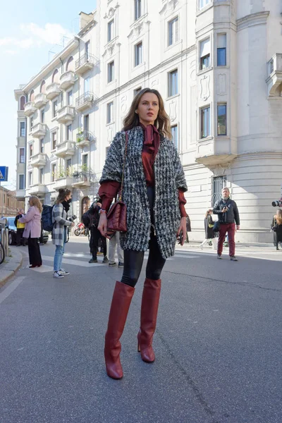 Konuklar, Şubat 2022 'de Milano' daki Luisa Spagnoli defilesine geliyorlar.