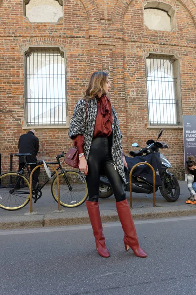 Konuklar, Şubat 2022 'de Milano' daki Luisa Spagnoli defilesine geliyorlar.