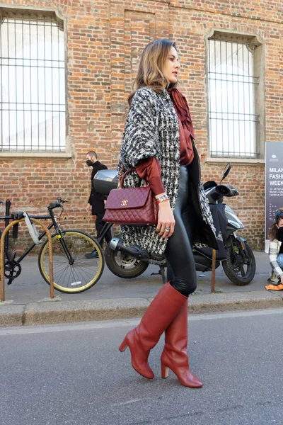 Konuklar, Şubat 2022 'de Milano' daki Luisa Spagnoli defilesine geliyorlar.