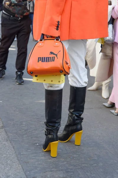 Konuklar, Şubat 2022 'de Milano' daki Luisa Spagnoli defilesine geliyorlar.