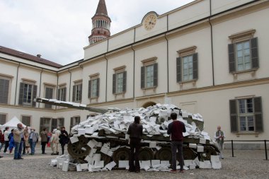 25 Nisan 'da Milano' daki bir meydanda Ukrayna 'daki savaşa karşı bir anıt