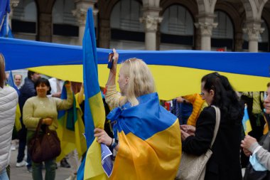 Ukrayna halkı Putin 'in başlattığı savaşa karşı gösteri düzenledi.