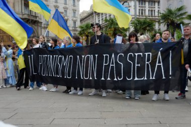 Ukrayna halkı Putin 'in başlattığı savaşa karşı gösteri düzenledi.