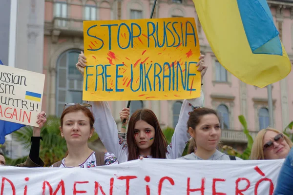 乌克兰人民抗议普京发动的战争 — 图库照片