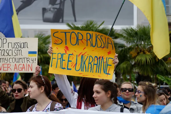 Ukrayna halkı Putin 'in başlattığı savaşa karşı gösteri düzenledi.