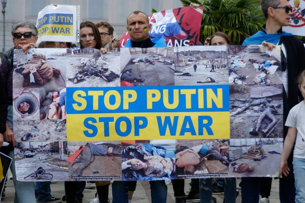 Ukrayna halkı Putin 'in başlattığı savaşa karşı gösteri düzenledi.