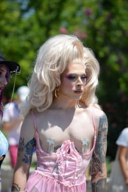 Milano Pride, gay, lezbiyen, biseksüel, transseksüel, aseksüel, interseksüel ve eşcinsel insanların gururunun ilk göstergesidir.