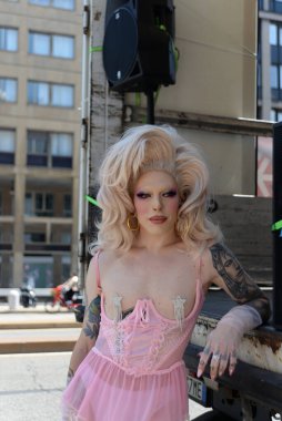 Milano Pride, gay, lezbiyen, biseksüel, transseksüel, aseksüel, interseksüel ve eşcinsel insanların gururunun ilk göstergesidir.