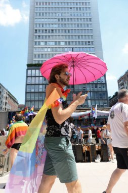 Milano Pride, gay, lezbiyen, biseksüel, transseksüel, aseksüel, interseksüel ve eşcinsel insanların gururunun ilk göstergesidir.