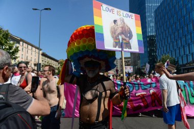 Milano Pride, gay, lezbiyen, biseksüel, transseksüel, aseksüel, interseksüel ve eşcinsel insanların gururunun ilk göstergesidir.