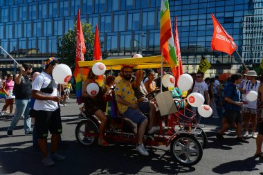 Milano Pride, gay, lezbiyen, biseksüel, transseksüel, aseksüel, interseksüel ve eşcinsel insanların gururunun ilk göstergesidir.