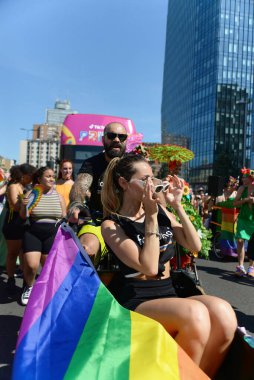 Milano Pride, gay, lezbiyen, biseksüel, transseksüel, aseksüel, interseksüel ve eşcinsel insanların gururunun ilk göstergesidir.