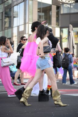 Milano Pride, gay, lezbiyen, biseksüel, transseksüel, aseksüel, interseksüel ve eşcinsel insanların gururunun ilk göstergesidir.