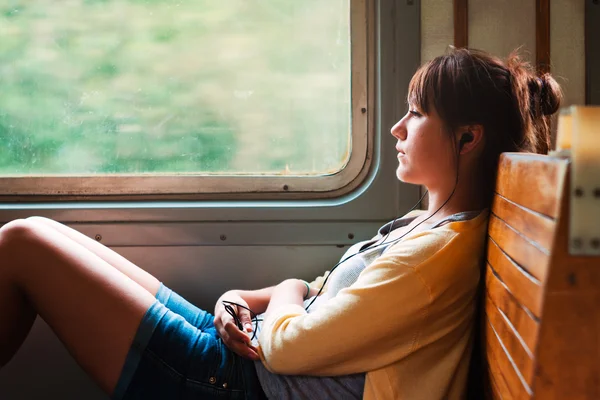 Chica en tren — Foto de Stock