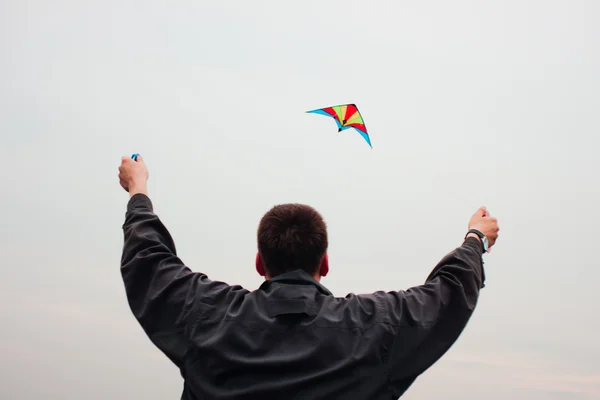 Man controls a kite — Stock Photo, Image