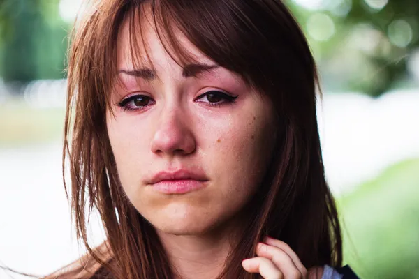 Девушка плачет на набережной — стоковое фото