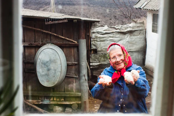 Tavuk yumurtası ile büyükanne — Stok fotoğraf