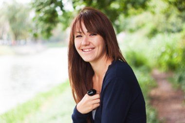 Kız güler
