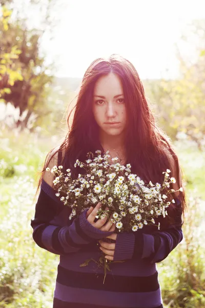 Meisje met madeliefjes — Stockfoto