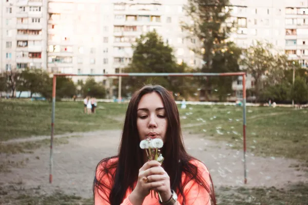 Ragazza con dente di leone — Foto Stock