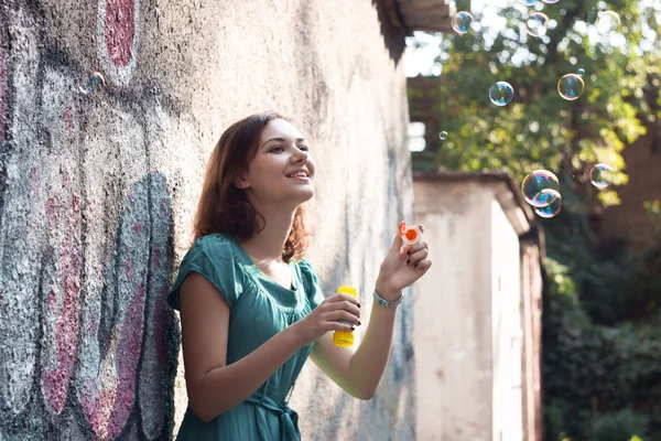 Mädchen und Seifenblasen — Stockfoto