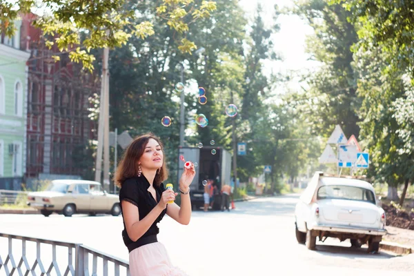 Mädchen und Seifenblasen — Stockfoto