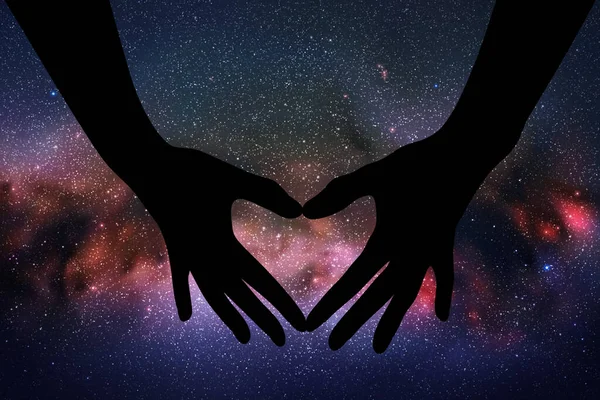 Χέρια Σχήμα Καρδιάς Χειροκροτήστε Σιλουέτα Έναστρος Ουρανός Και Γαλαξίας — Διανυσματικό Αρχείο