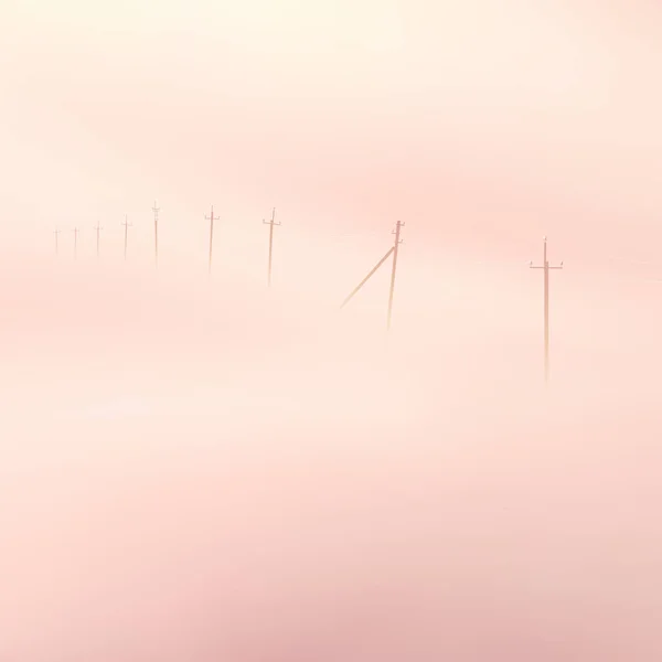 สายไฟ เมฆหมอก นหมอกพาสเทล ชนบท — ภาพเวกเตอร์สต็อก